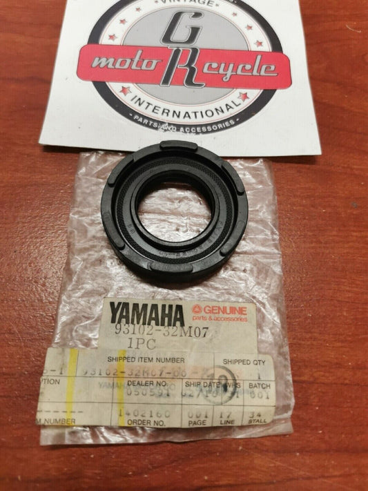 NOS Yamaha OIL SEAL 93102-32M07-00 Y68