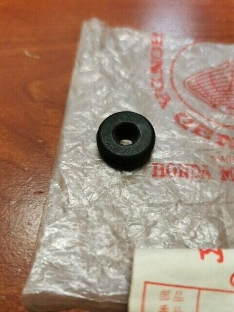 NOS Honda C100 C102 C105 C110 C115 C200 C50 HARNESS GROMMET 32983-011-000 H98