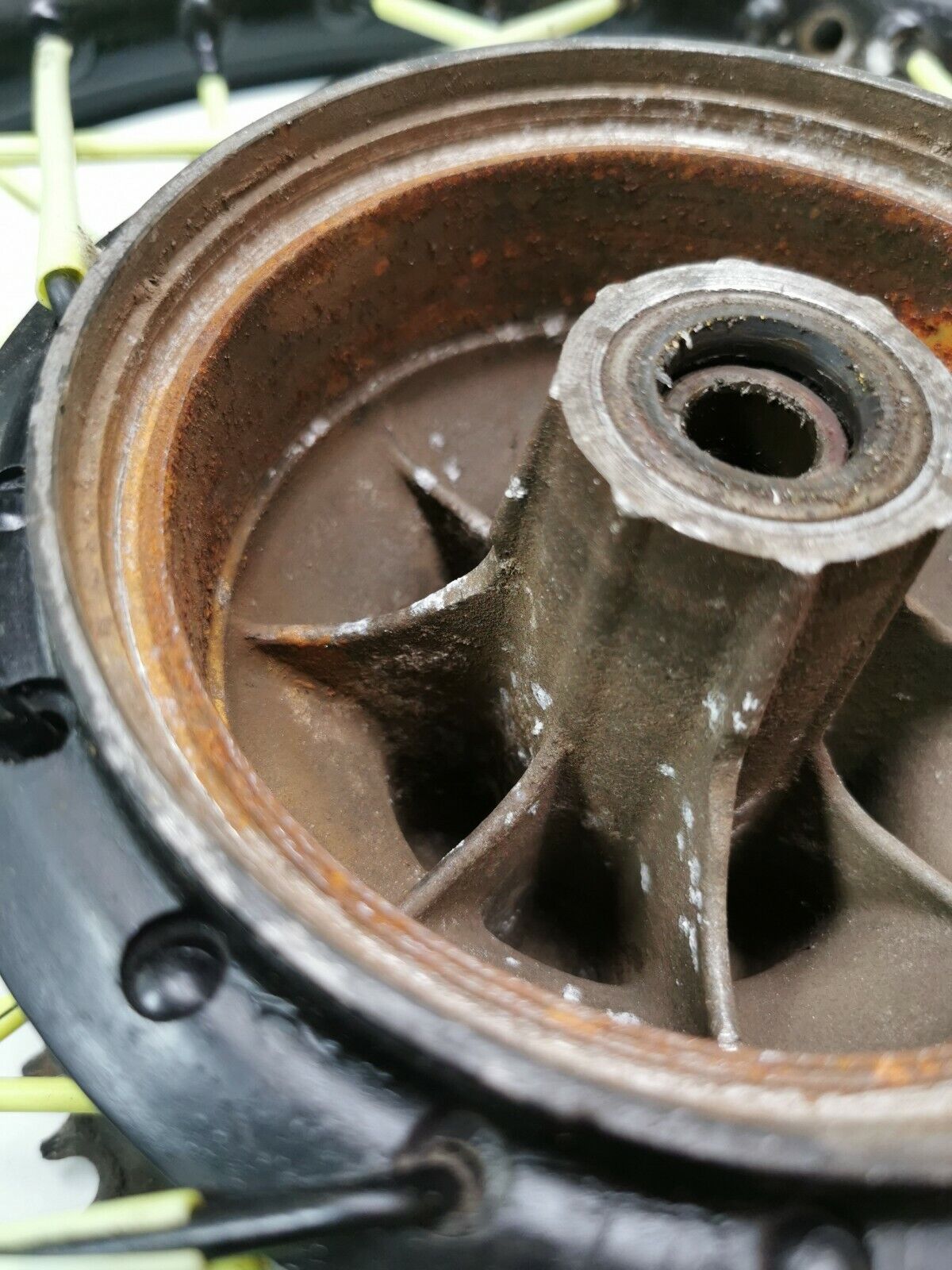Suzuki PE175 1982 back rear wheel hub rim 64110-14400 1983 1984
