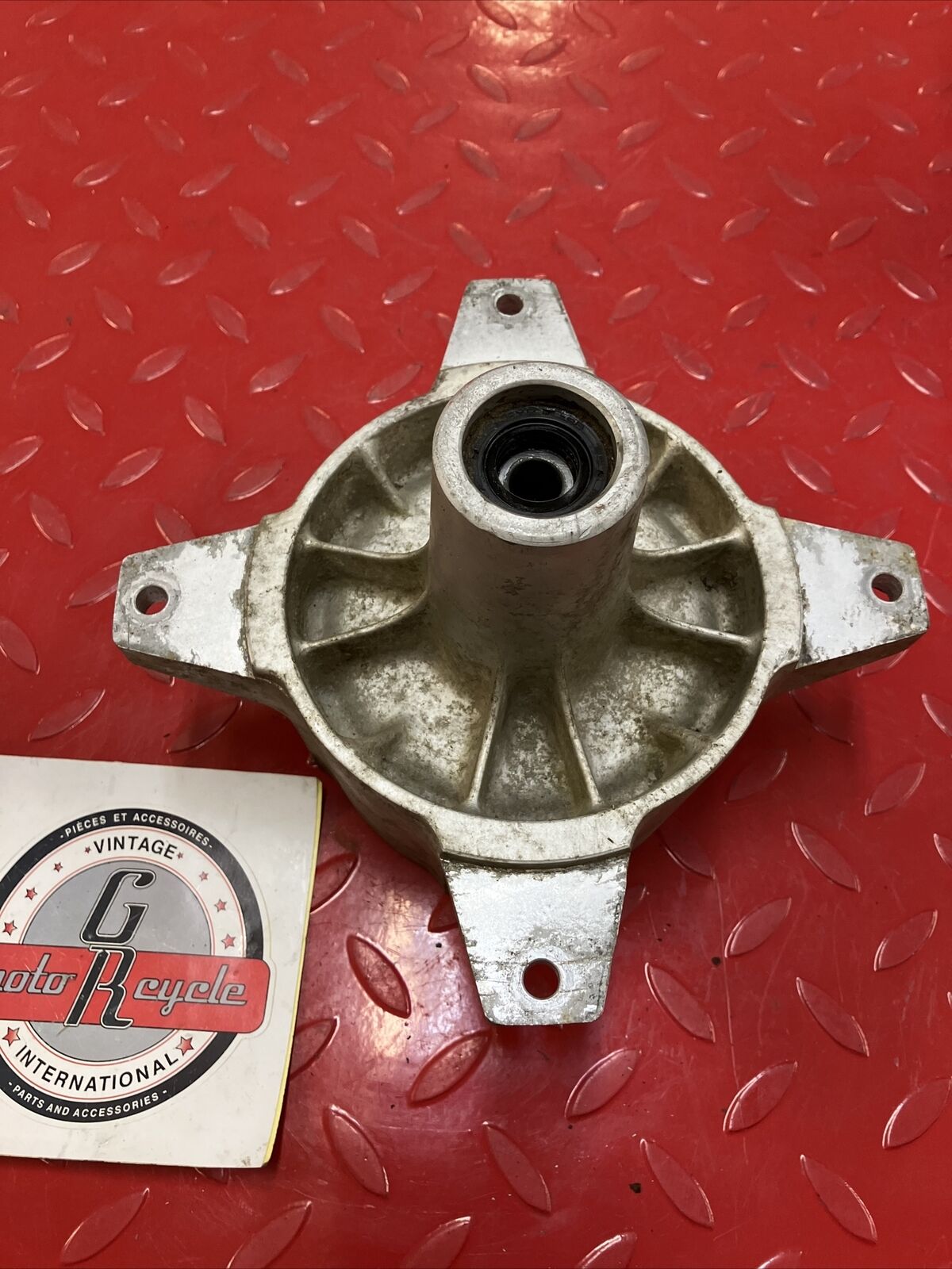 Suzuki RV90 1976 Front wheel hub 1973 - 1977 RV50 RV125