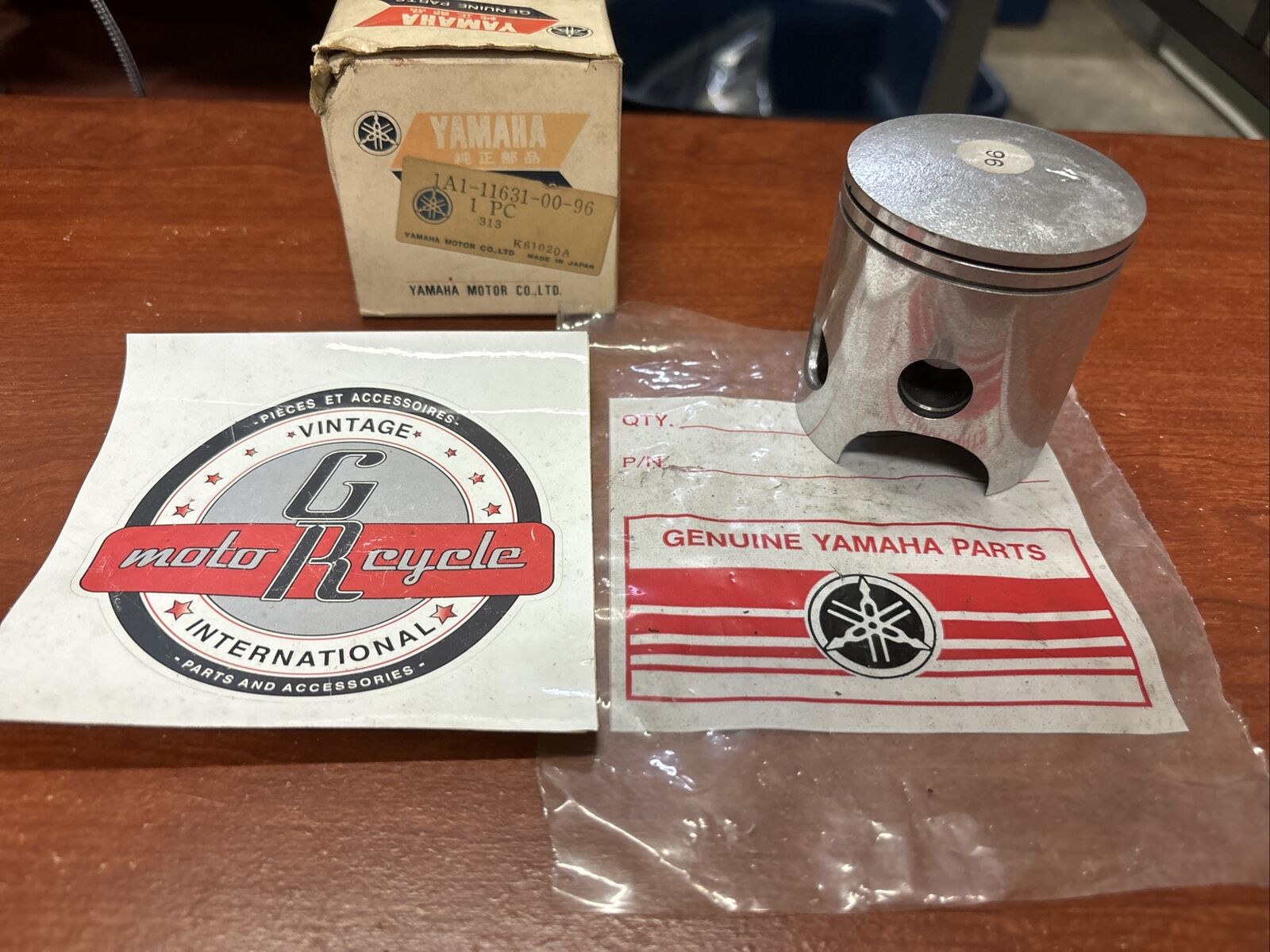 NOS Yamaha 1976 - 1978 RD400 PISTON STD 0.96 1A1-11631-00-96 Y176