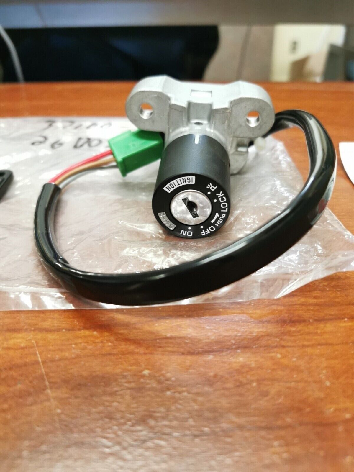 NOS SUZUKI GSF400 VX800 GS500 IGNITION SWITCH STEERING LOCK 37100-26D03 S30