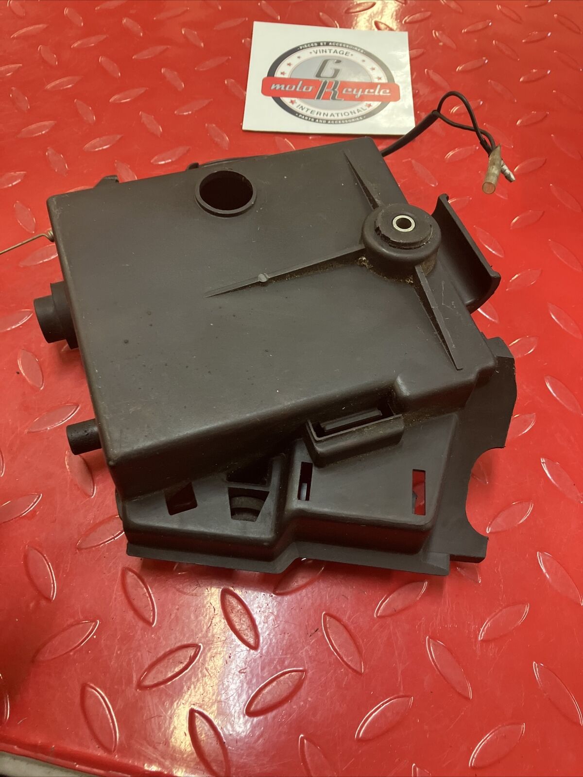 Yamaha XV500 1983 Virago 500 side cover battery tool box holder mounting case