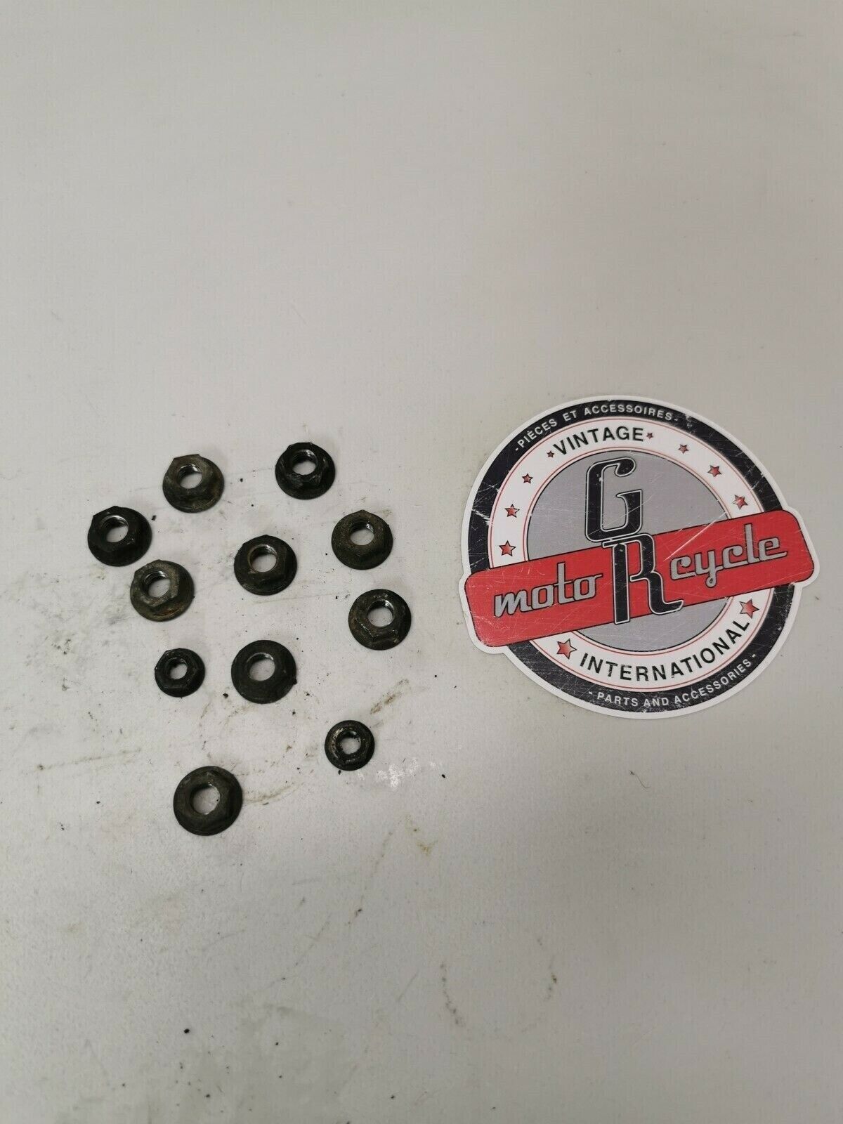 Suzuki PE175 1982 motor engine cylinder / head top end nut hardware