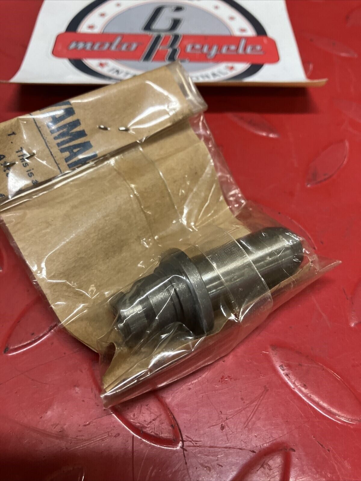NOS YAMAHA INTAKE VALVE GUIDE 341-11133-11-00 Y63