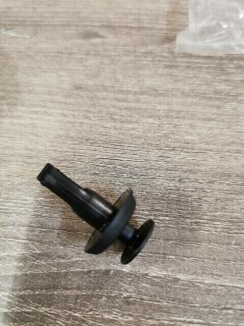 NOS SUZUKI ATV KINGQUAD LTA750XP LTA750XZ LTA700X FENDER CLIP 09409-08335 S38