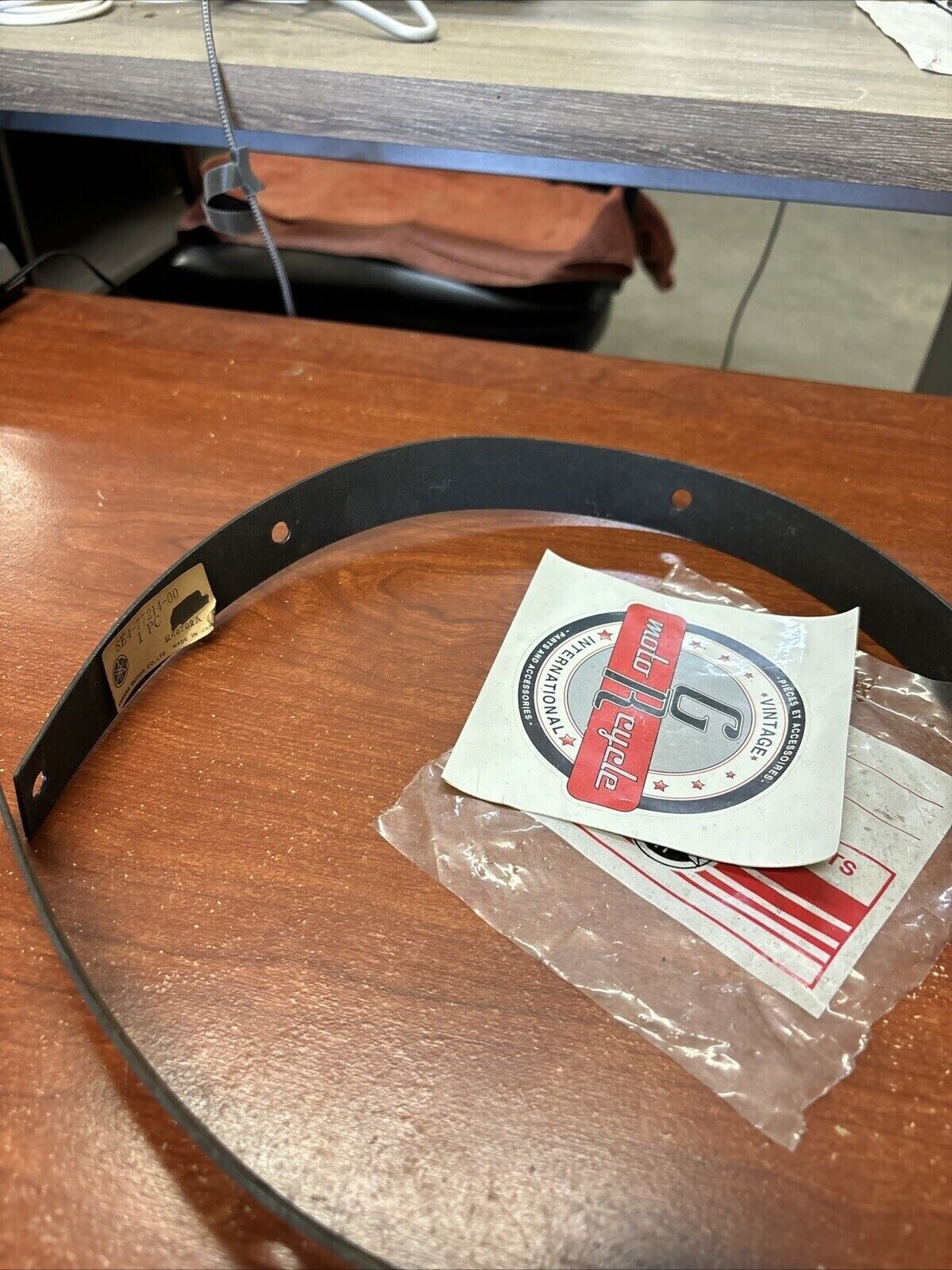 NOS Yamaha 1977 GP440A LOWER TRIM 8E4-77214-00-00 Y181