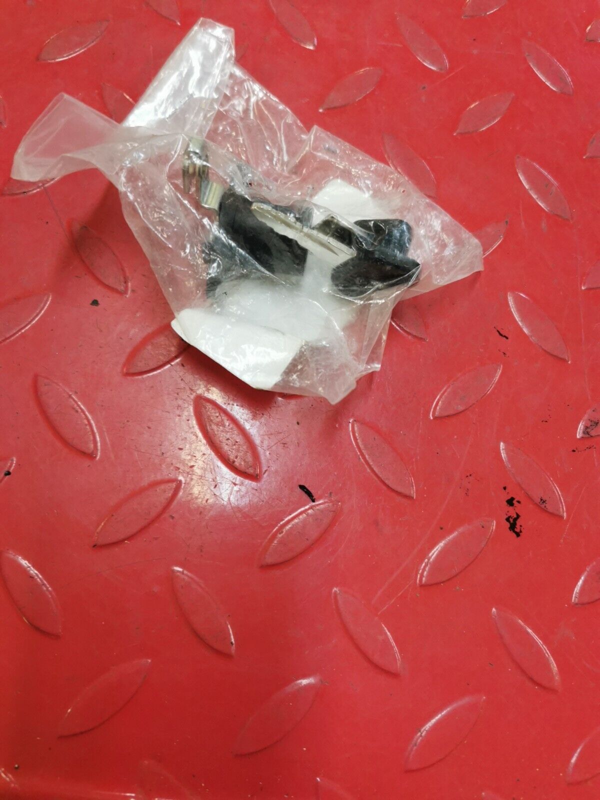 NOS YAMAHA FJR1300 FZR6 FZ1 XTZ12 FZ6 FZ8 SEAT LOCK 3CK-W2470-00-00 Y41