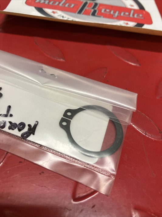 NOS YAMAHA CIRCLIP 93410-23056-00 Y62