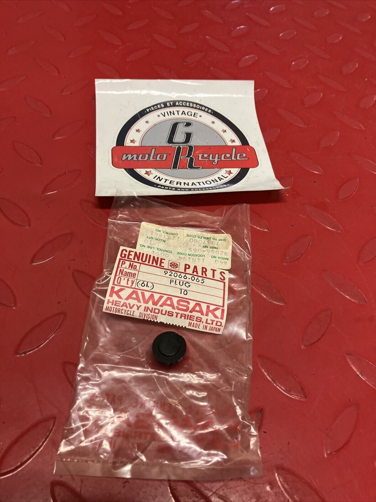 NOS KAWASAKI PLUG 92066-065 K18