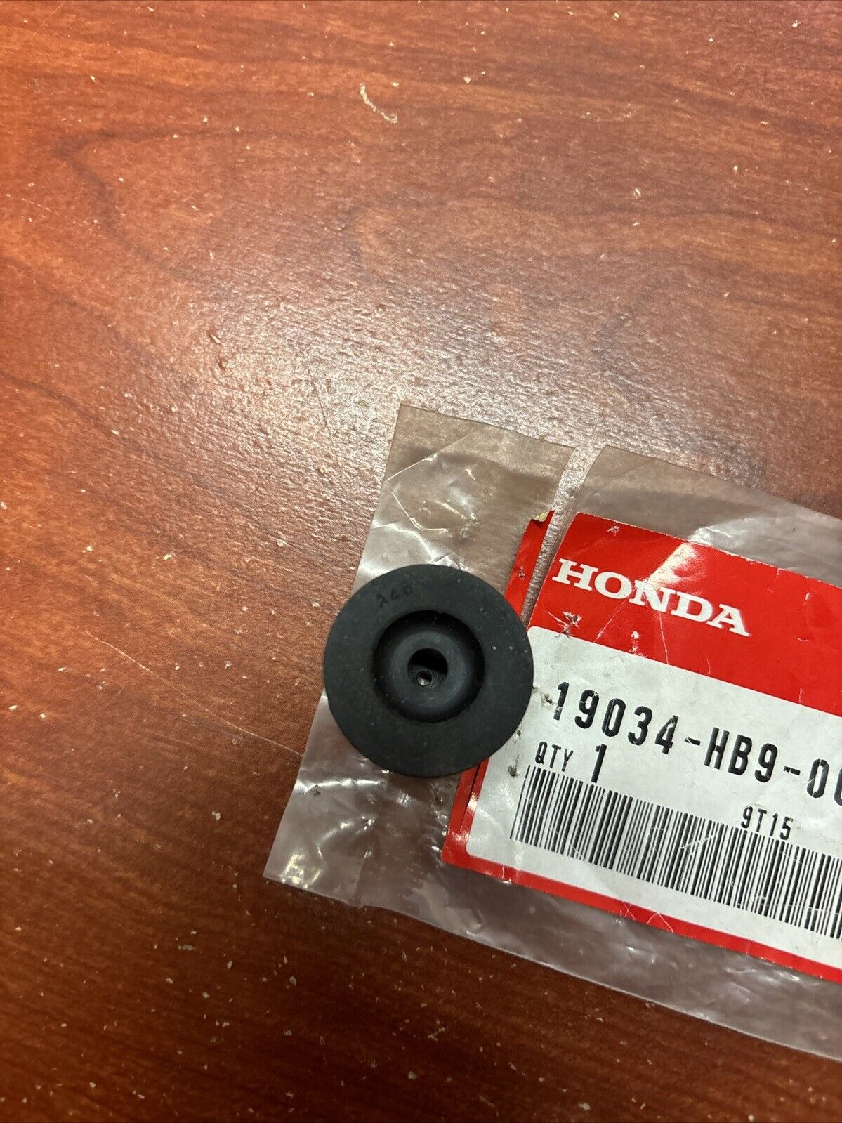 NEW NOS Honda 1986-1989 TRX250R FRONT FENDER SETTING GROMMET 19034-HB9-000 H144