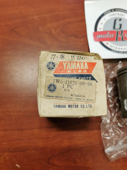 NOS Yamaha 1977 1978 IT250 PISTON STD 1W5-11631-00-96 Y91