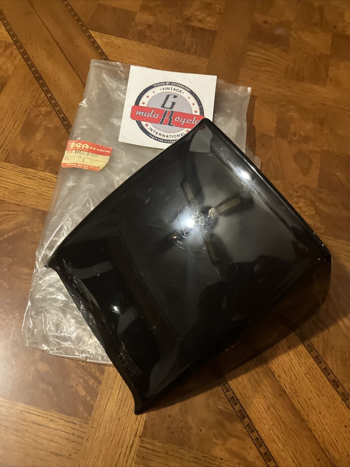 NOS Suzuki GS750E 1983 WINDSHIELD WIND SCREEN COWLING WINDOW 94611-31300 S34