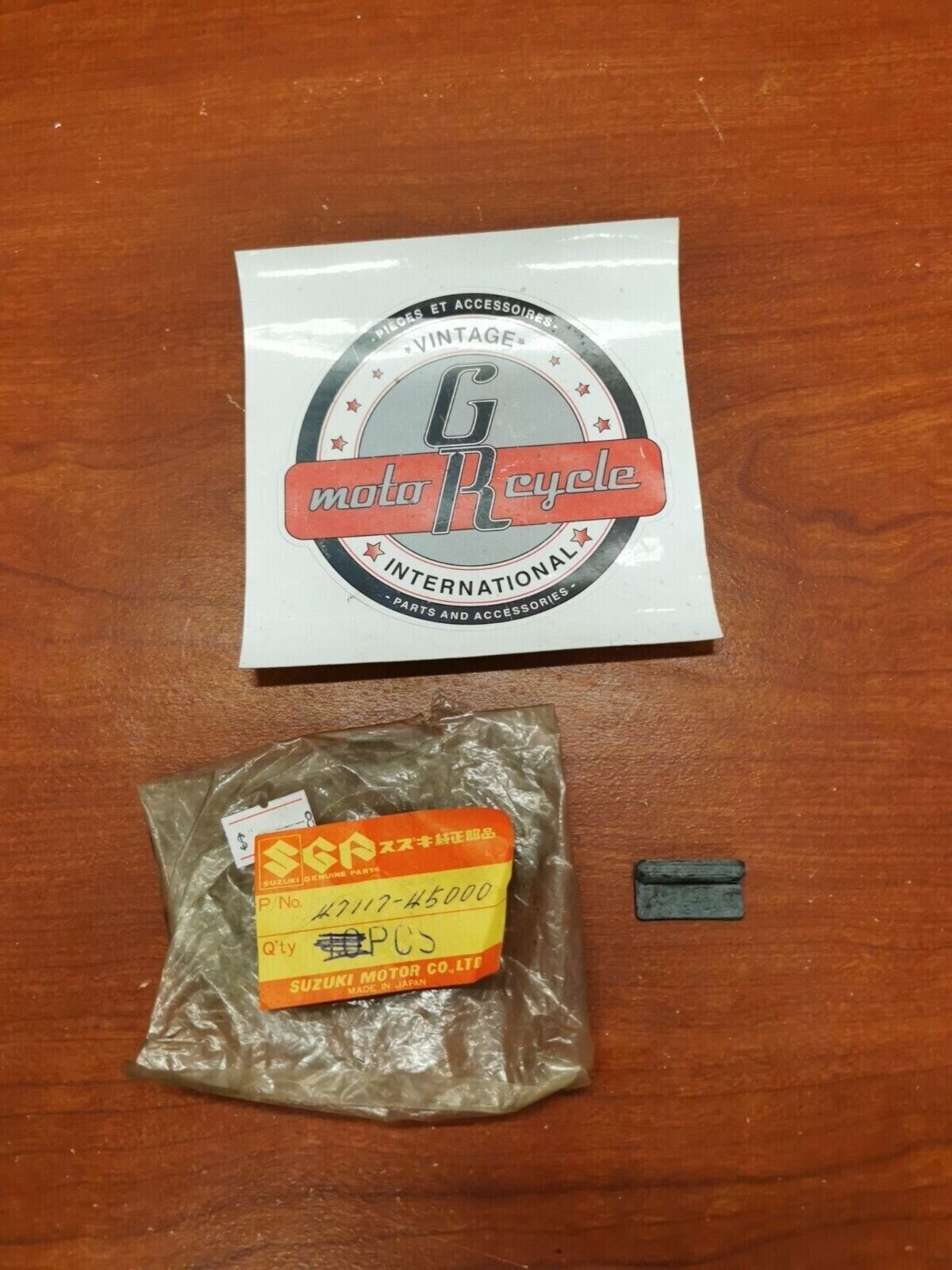NOS Suzuki GS250 GS550 GS1000 GS1100 VL1500 FRAME COVER CUSHION 47117-45000 S17