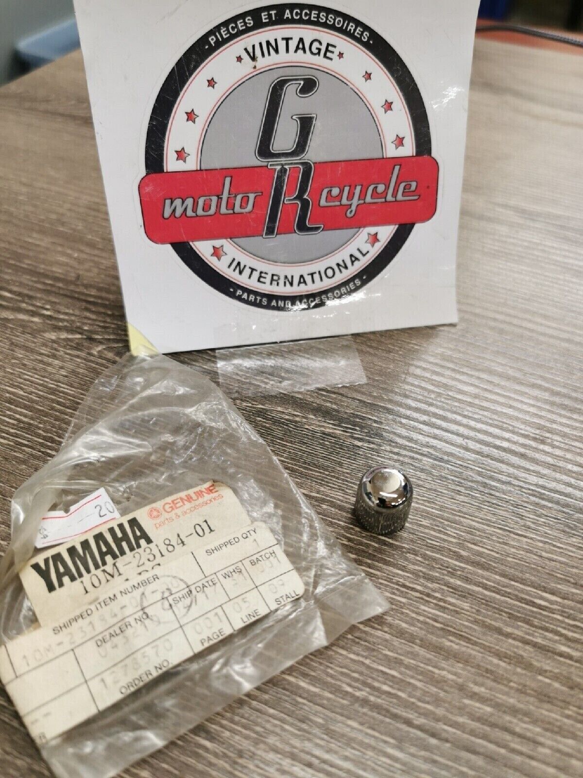 NOS YAMAHA VMAX1200 1985 - 1990 CAP AIR VALVE 10M-23184-01 Y57