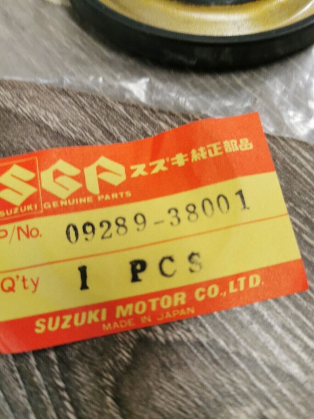 NOS SUZUKI GT750 1972 - 1977 CENTER CRANK OIL SEAL 09289-38001 S24