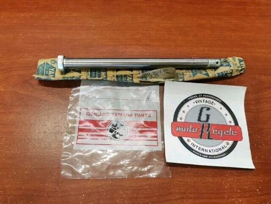 NOS Yamaha 1977 1978 DT250 DT400 PIVOT SHAFT 1M1-22141-00-00 Y153
