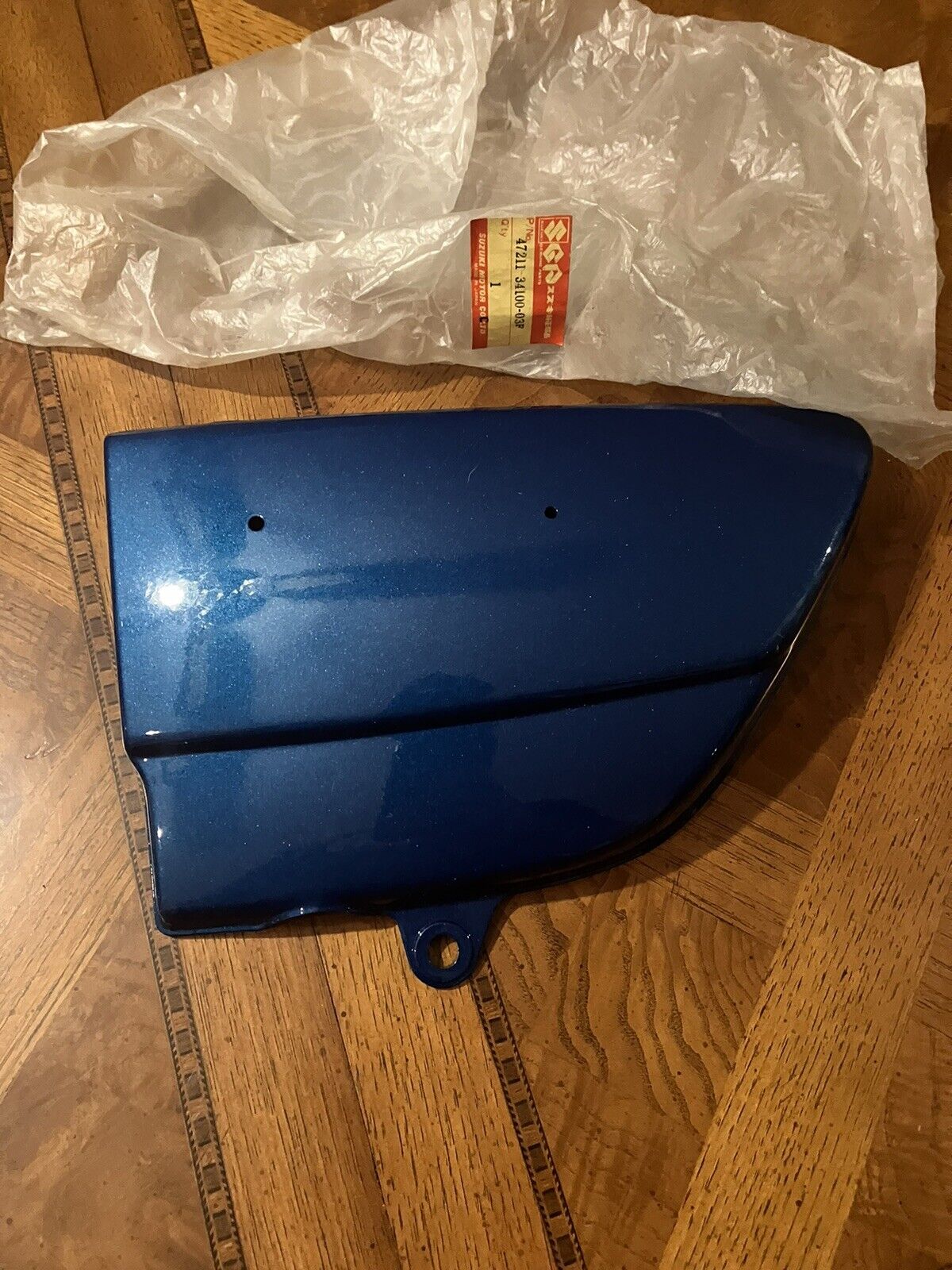 NOS Suzuki GT380 GT550 1973 - 1977 LEFT SIDE COVER PANEL 47211-34100-03F S34