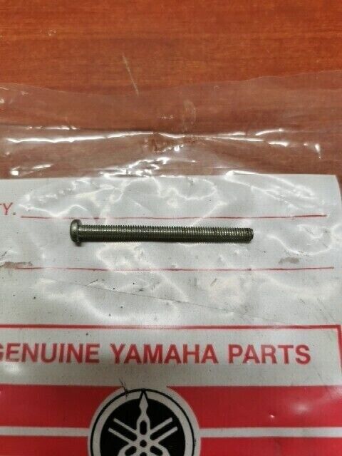 NOS Yamaha LENS FITTING SCREW 193-84724-00 SUB 256-84724-60-00 3AA-84331-00 Y127