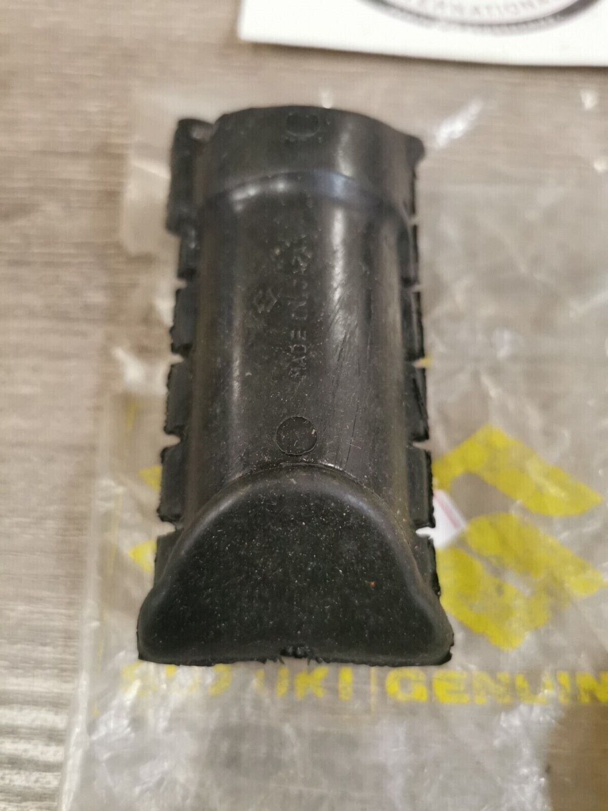 NOS SUZUKI GT380 RUBBER FRONT FOOTREST RH 43551-33001  S23