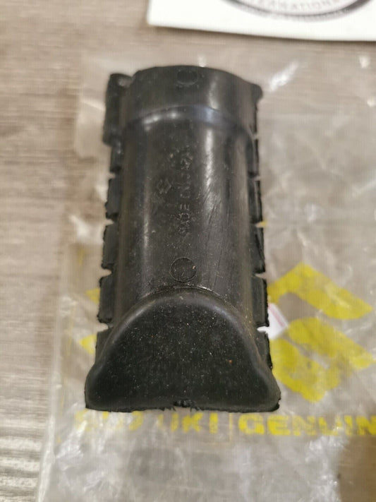NOS SUZUKI GT380 RUBBER FRONT FOOTREST RH 43551-33001  S23