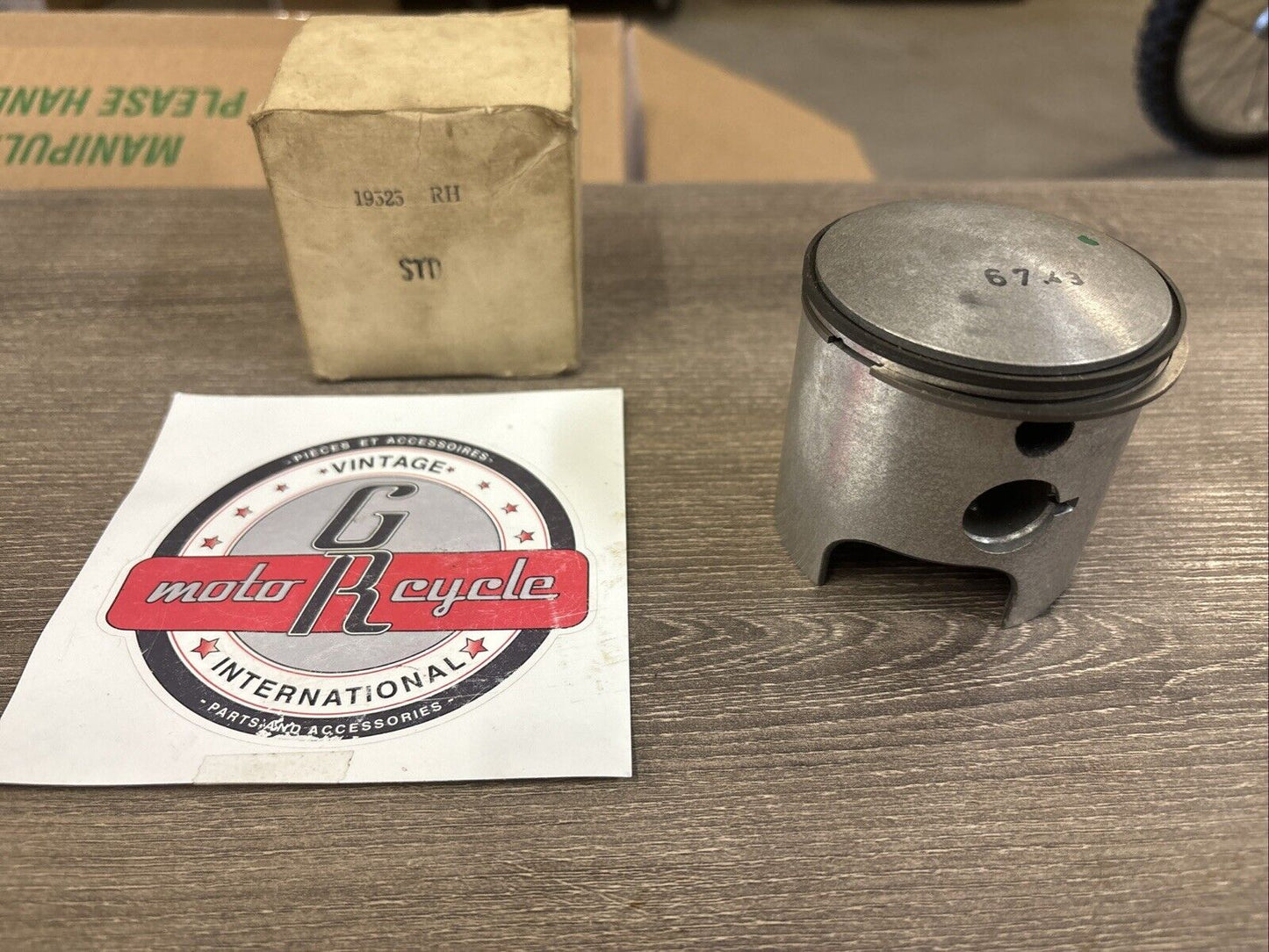 NOS BOMBARDIER SKIDOO TNT 440 RH PISTON STD 67.5MM 19525 J62