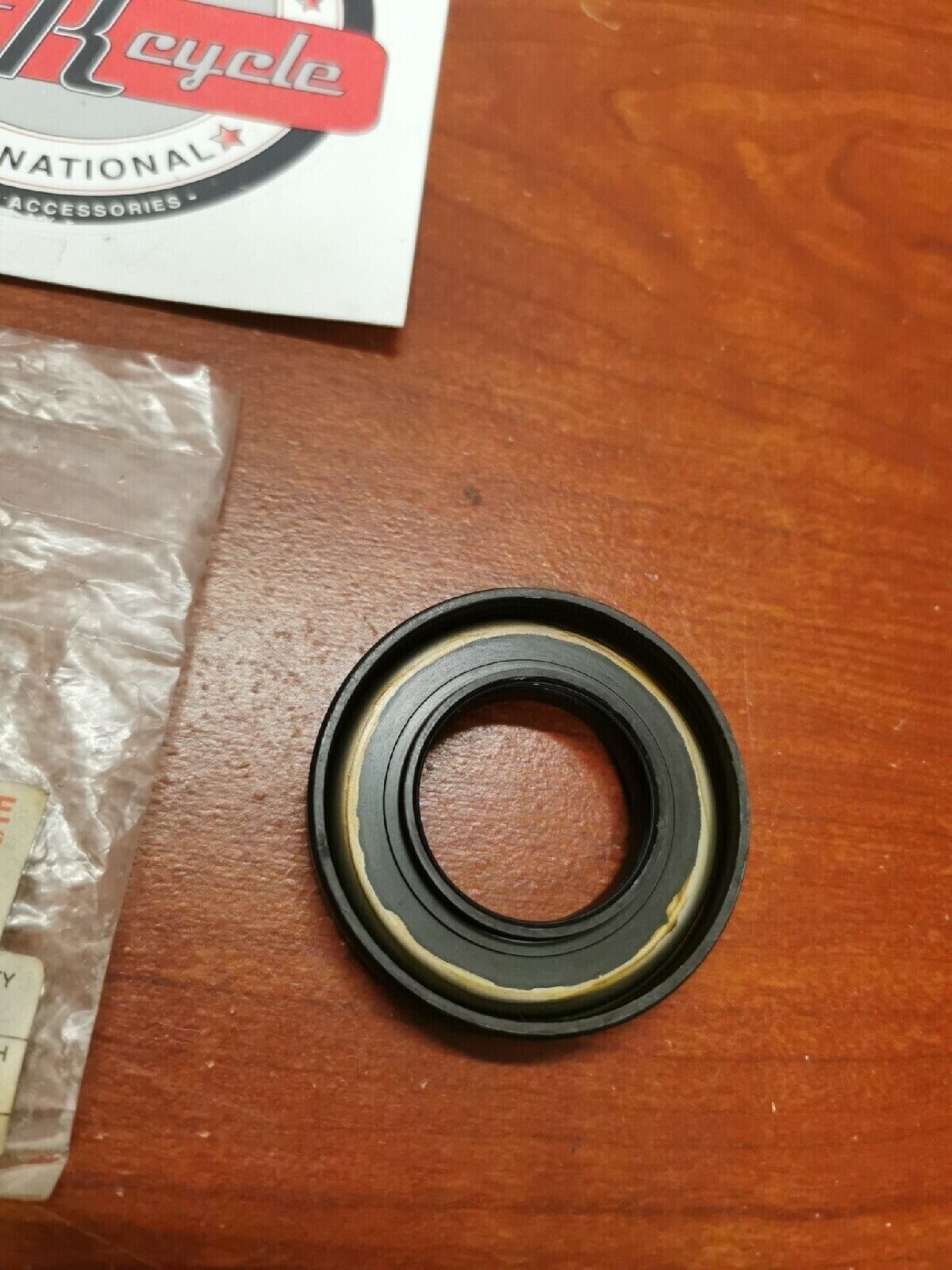 NOS Yamaha OIL SEAL 93102-32M07-00 Y68
