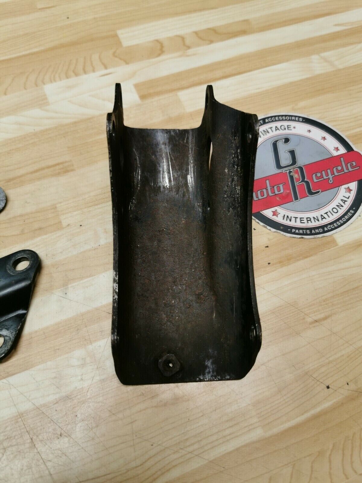 Suzuki DR100 1985 engine motor mounting mount plate hanger bracket 41991-05250