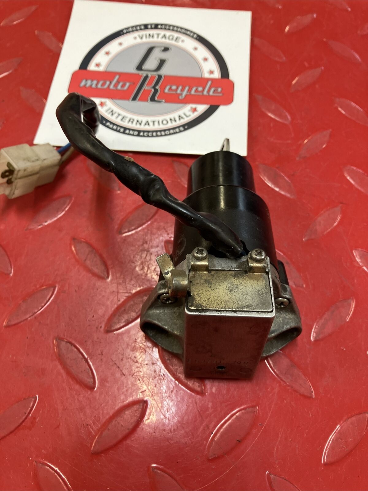 Yamaha XV500 1983 Virago 500 ignition switch helmet holder with key