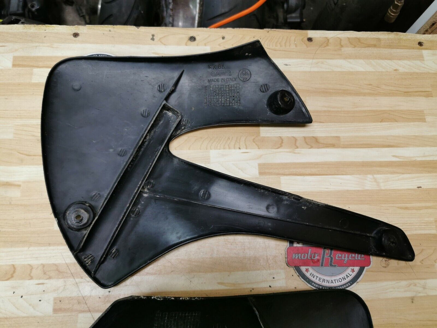 Kawasaki KX85 2004 fuel tank radiator shroud left right KX100 49089-1139-6W 3 G