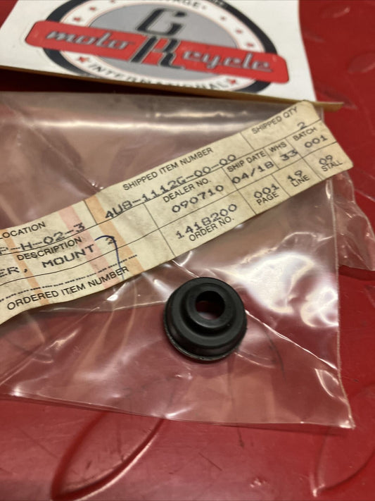NOS YAMAHA MOUNT RUBBER 4U8-1112G-00-00 Y63