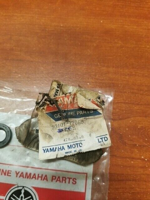 NOS Yamaha DT100 DT125 FZ750 OIL SEAL 93101-12060-00 SUB 93101-12173-00 Y163