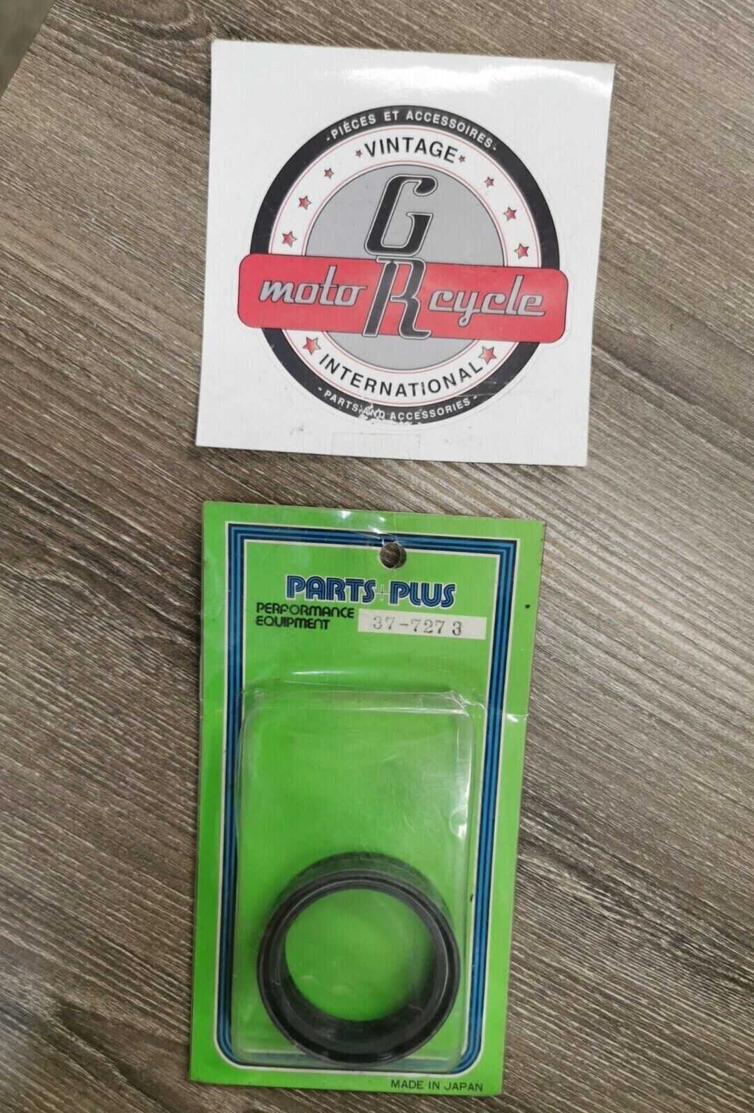 NOS PARTS PLUS  FORK OIL SEALS 49x60x10 37-7273 J18