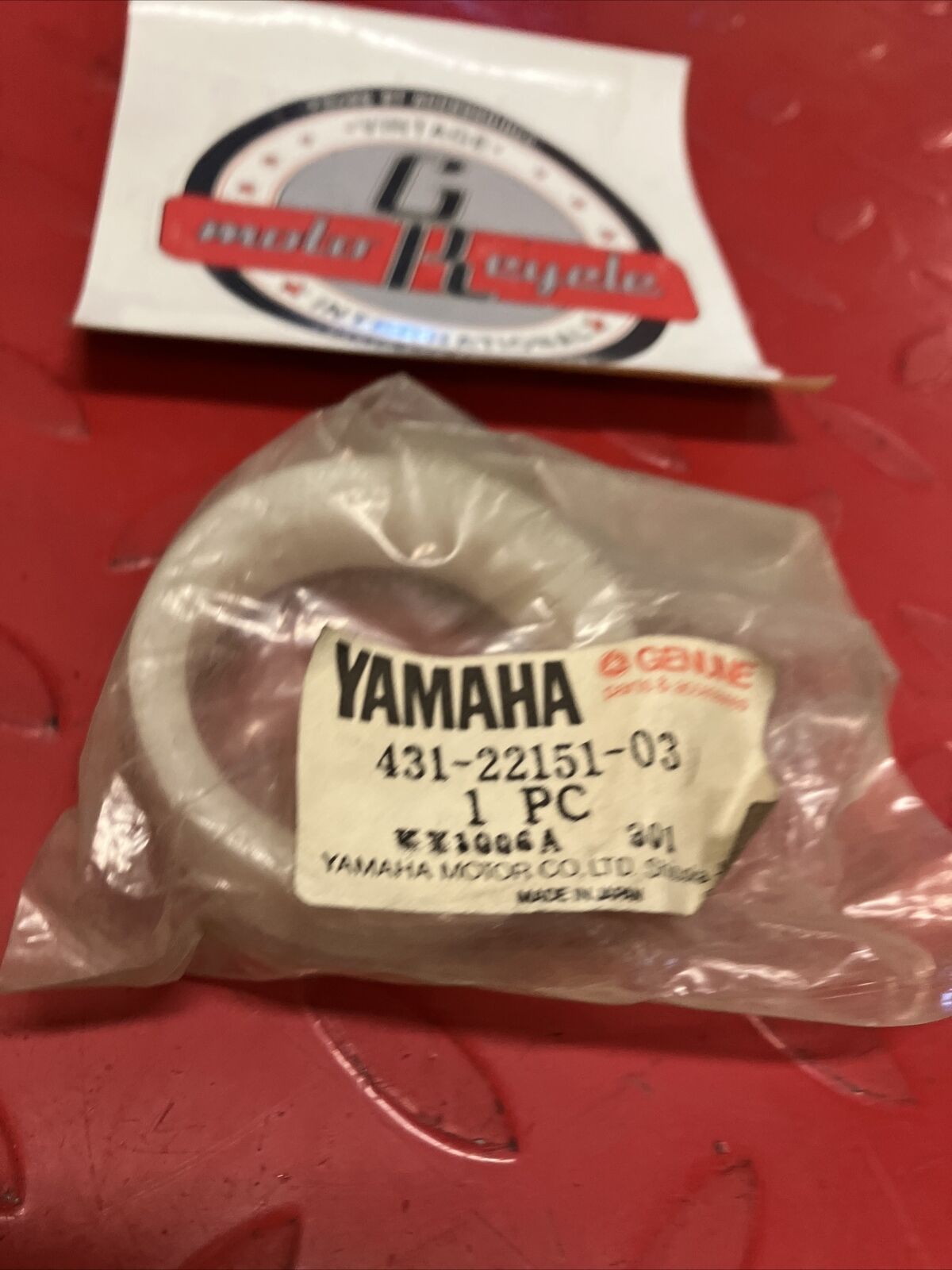 NEW NOS YAMAHA IT YZ CHAIN SLIDER GUARD SEAL 431-22151-03-00 Y59