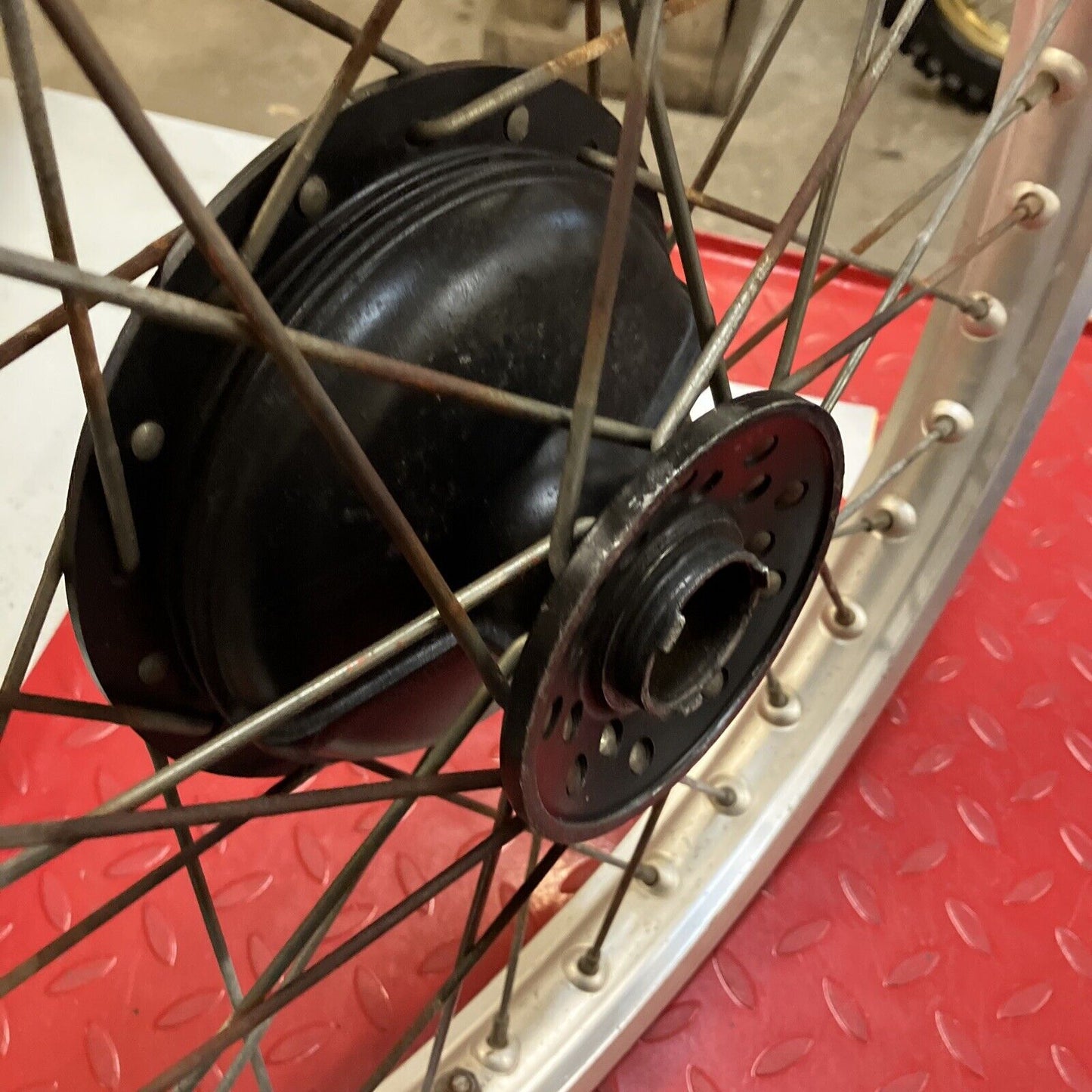 Yamaha YZ125 1978 front wheel hub rim 1K7-25111-10-98