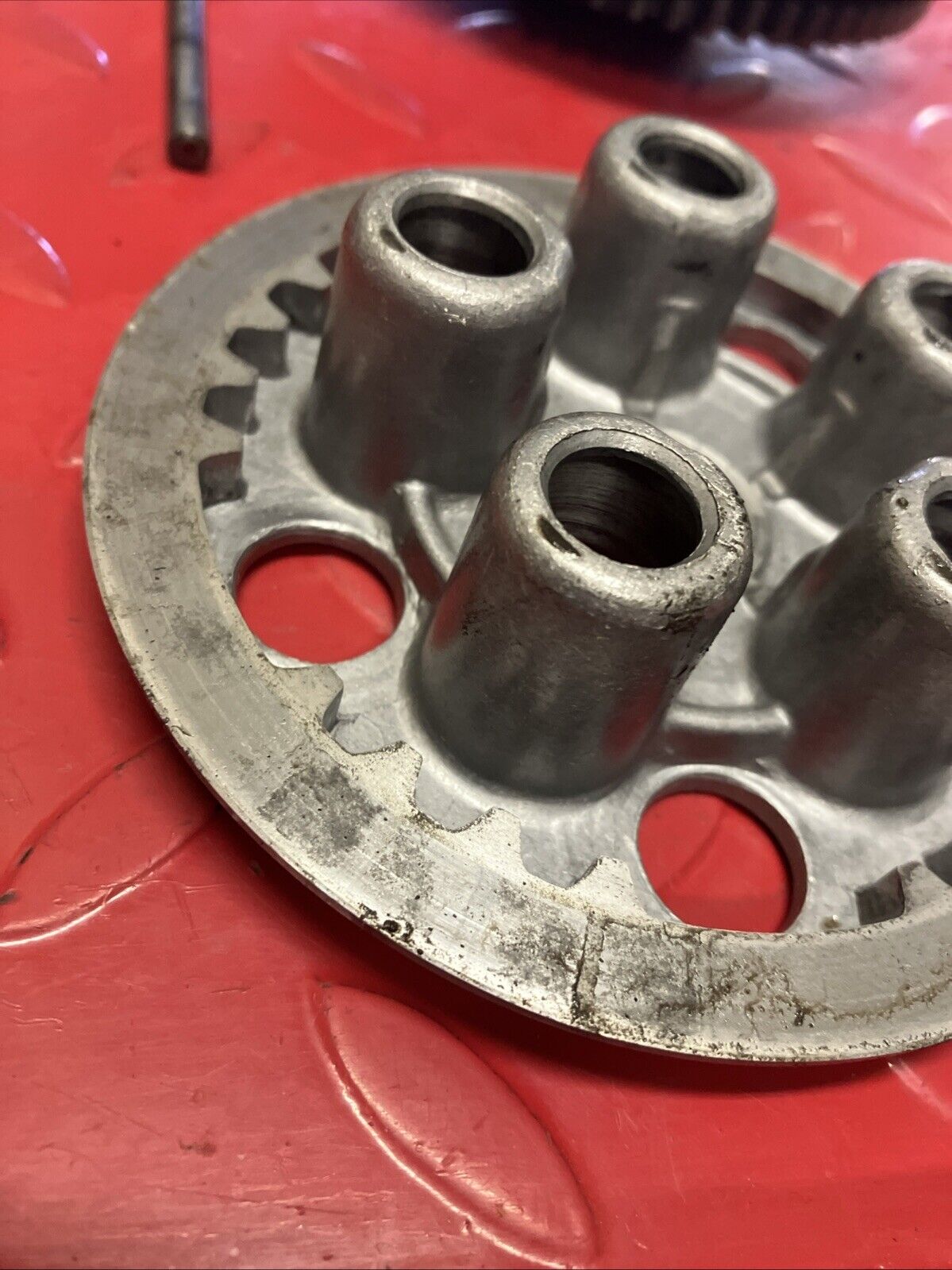 Suzuki RM125 1983 Clutch basket hub pressure plate assembly