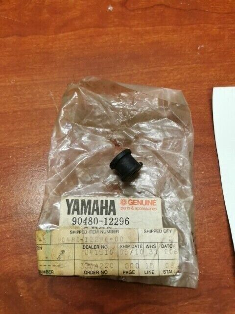 NOS Yamaha SR125 VMX1200 XJ750 XS400 GROMMET 90480-12296-00 Y129