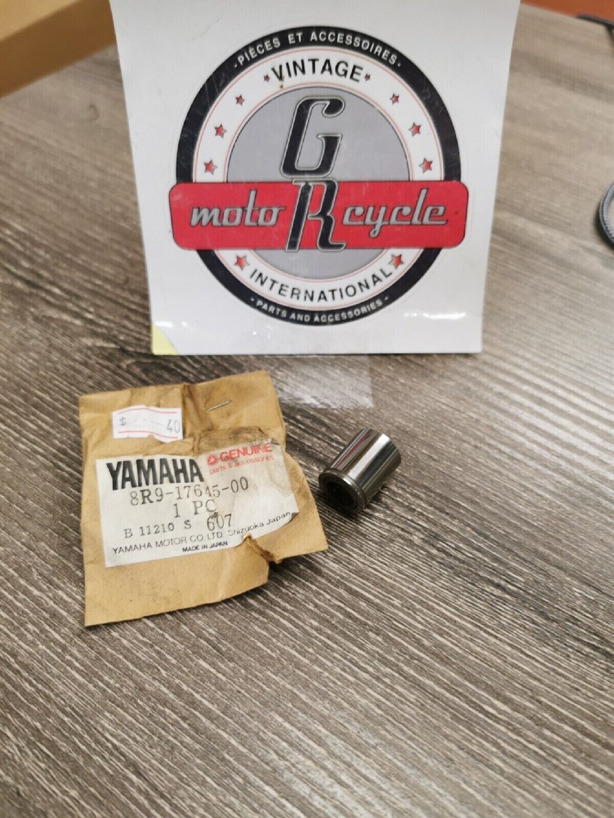 NOS YAMAHA COLLAR  8R9-17645-00 Y57