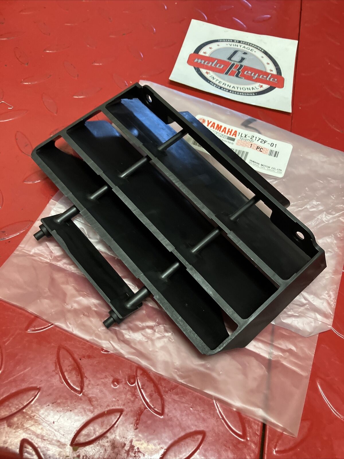NEW YAMAHA YZ125 1986 - 1989 RIGHT RADIATOR GRILLE GUARD 1LX-2172F-01-00 Y86