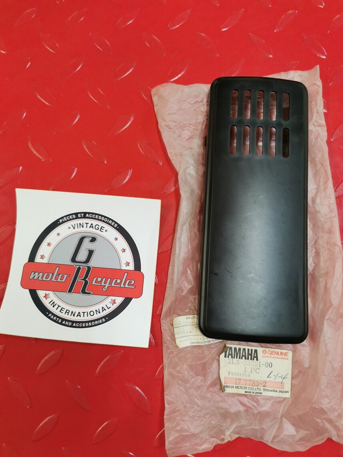NOS Yamaha 1979 - 1987 QT50 COVER PANEL FRONT FORK 3L8-23391-00-00 Y16
