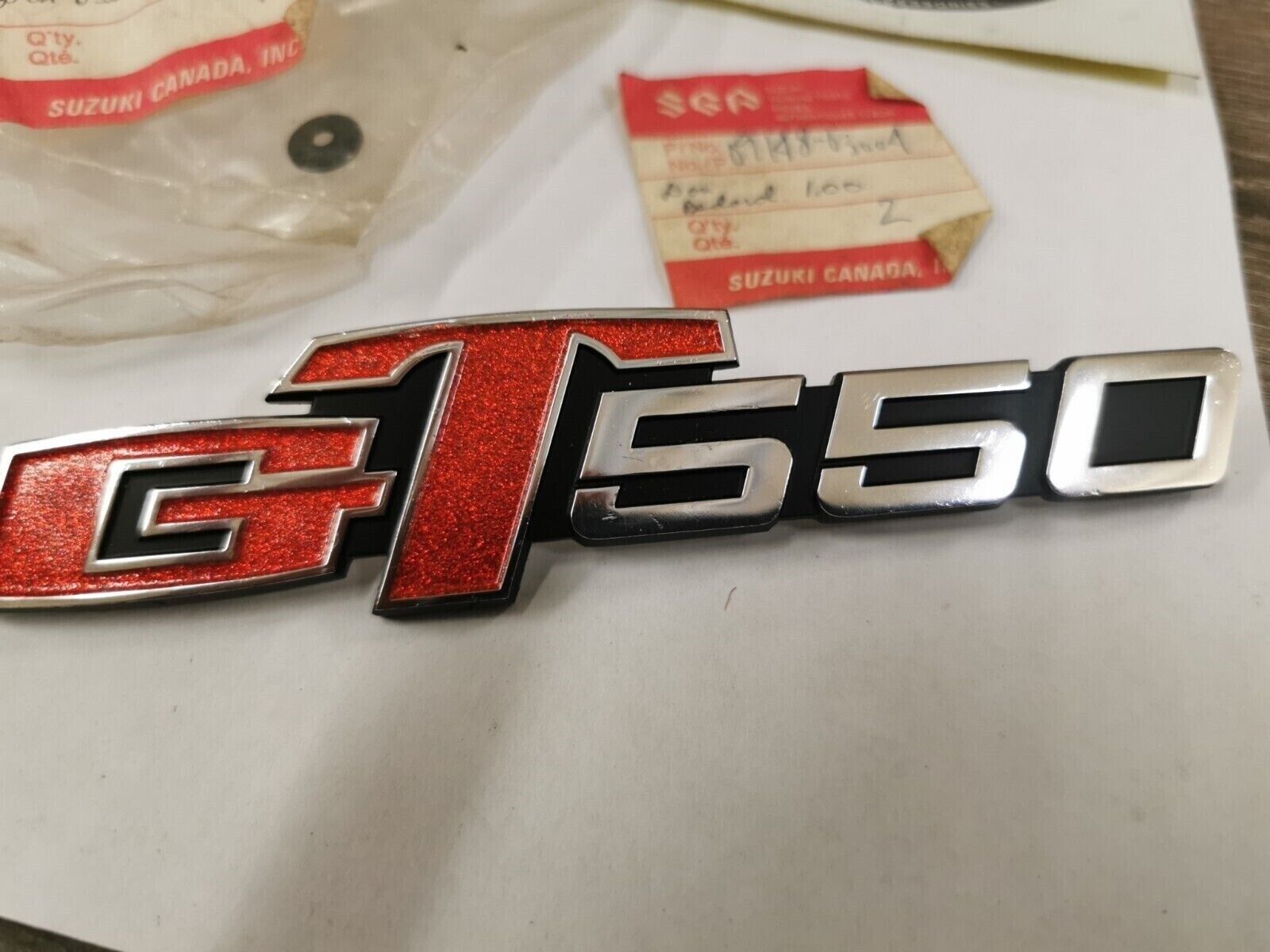 NOS SUZUKI GT550 1972 - 1977 FRAME COVER DECAL 68141-34000 NUT 09148-03004 S23