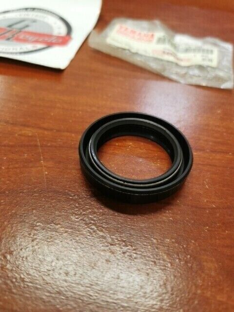 NOS Yamaha FZ600 SRX600 XJ550 OIL SEAL 49A-23145-00-00 SUB. 4ES-23145-00-00 Y102