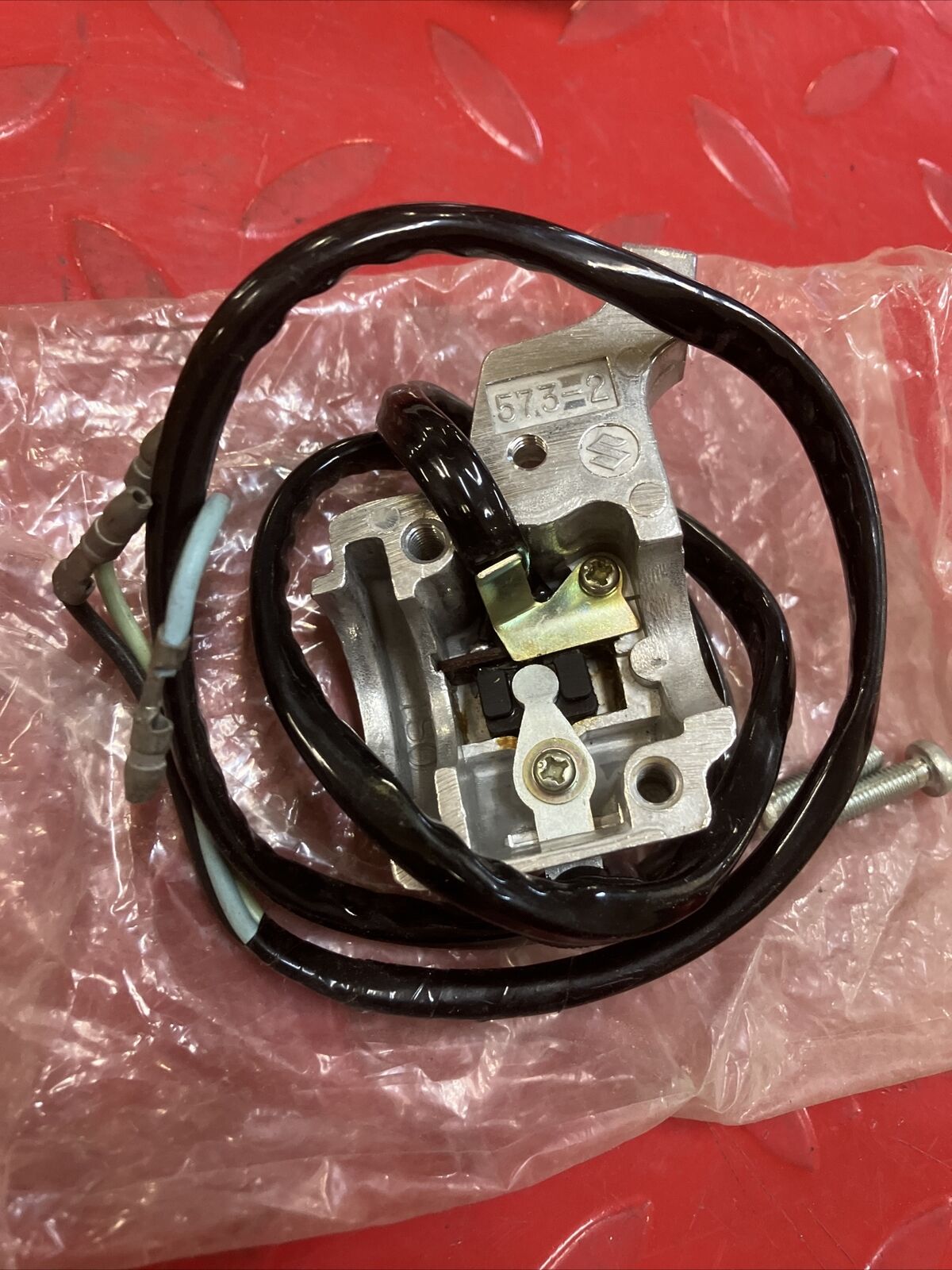 NOS Suzuki RIGHT HANDLE SWITCH UPPER COVER 57301-06821 573-2 S2
