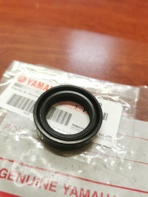 NEW NOS Yamaha FRONT FORK OIL SEAL 93110-30013-00 SUB 4V1-23145-L0-00 Y68
