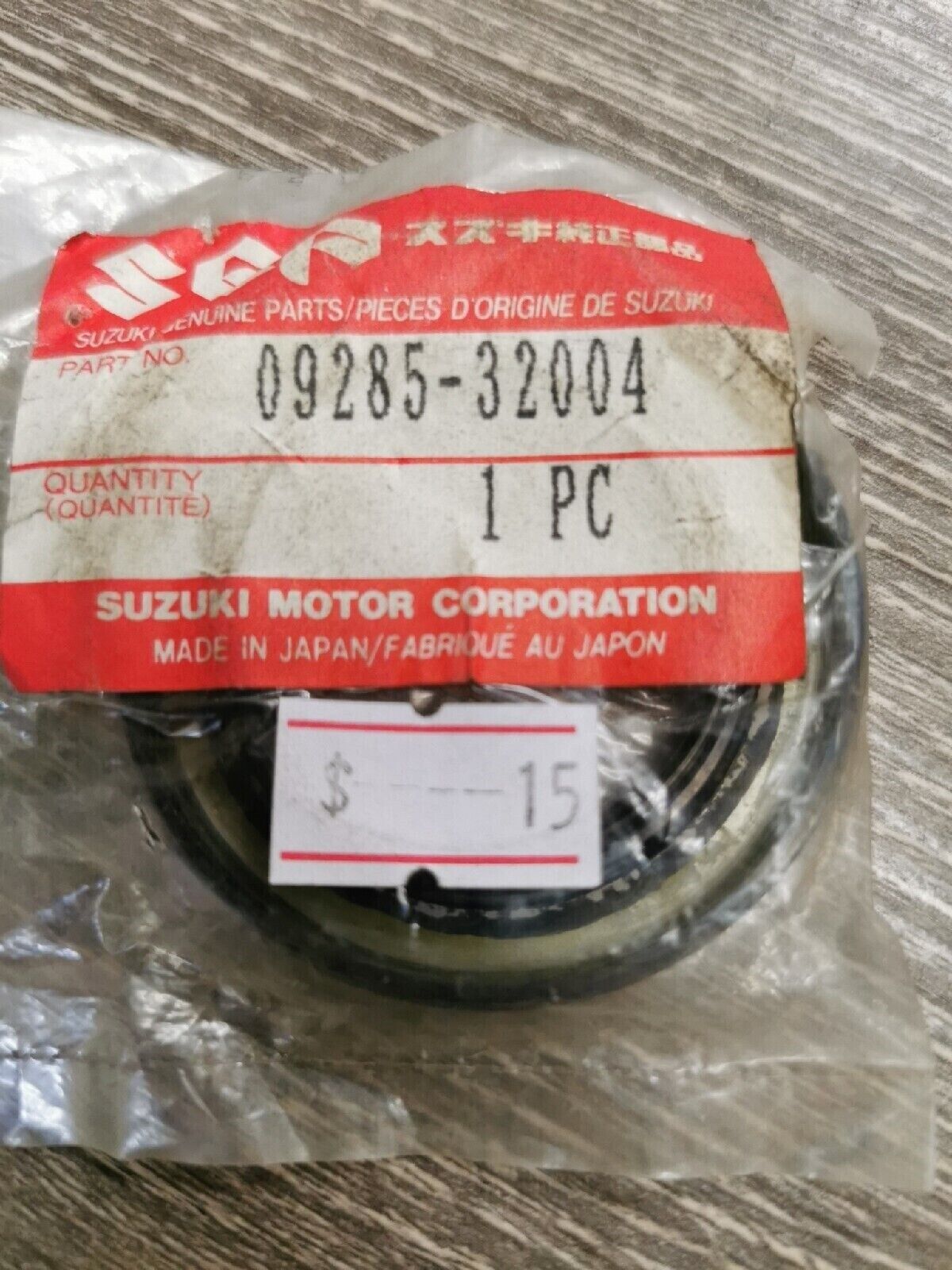 NOS SUZUKI GSXR1000 VZ1500 GSX1300R  OIL SEAL 09285-32004  S11