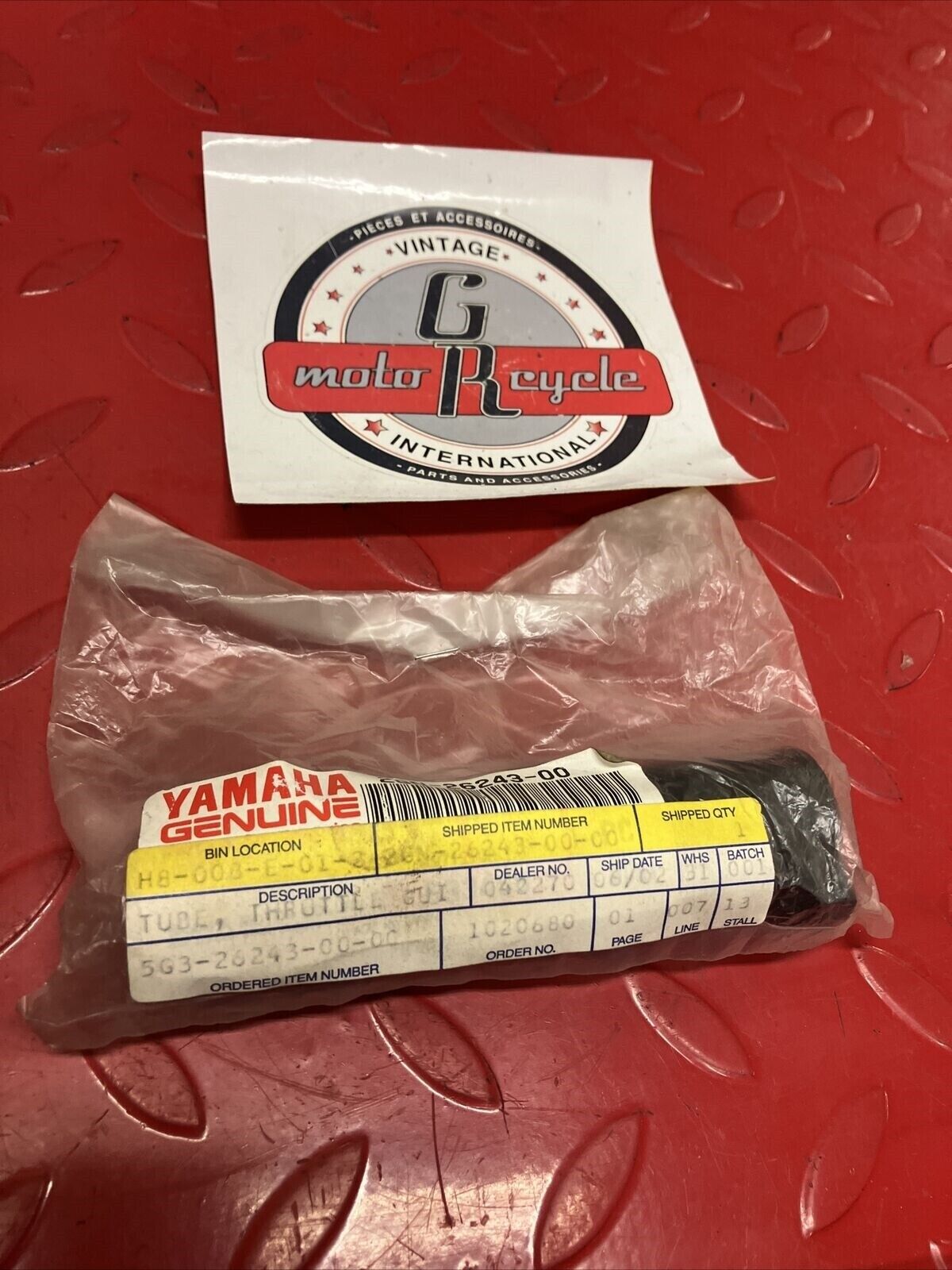 NEW NOS YAMAHA THROTTLE TUBE GUIDE 2GN-26243-00-00 Y64