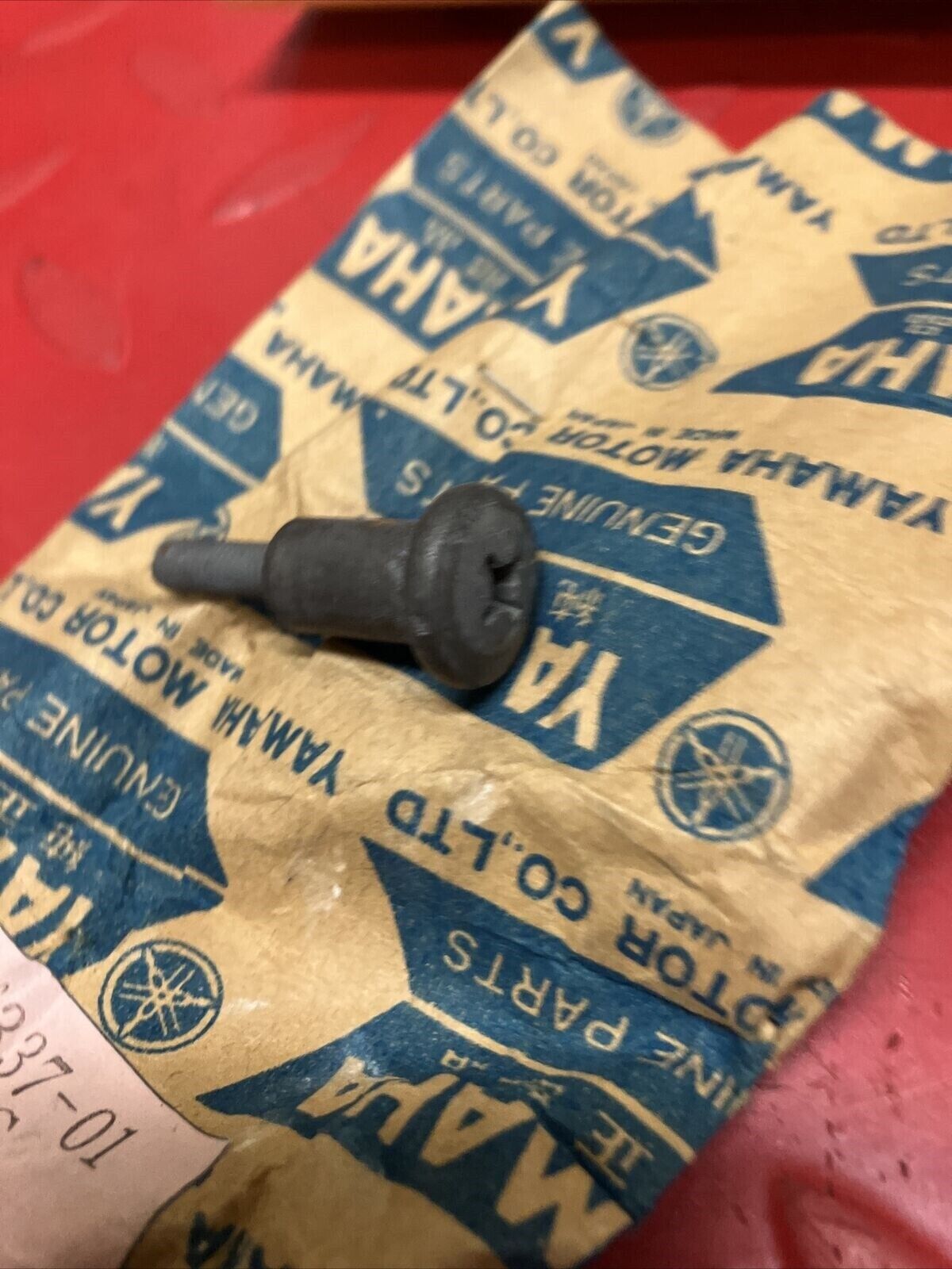 NOS YAMAHA SCREW SPECIAL SHAPE 137-16337-01-00 SUB BY 90149-05057-00 Y62