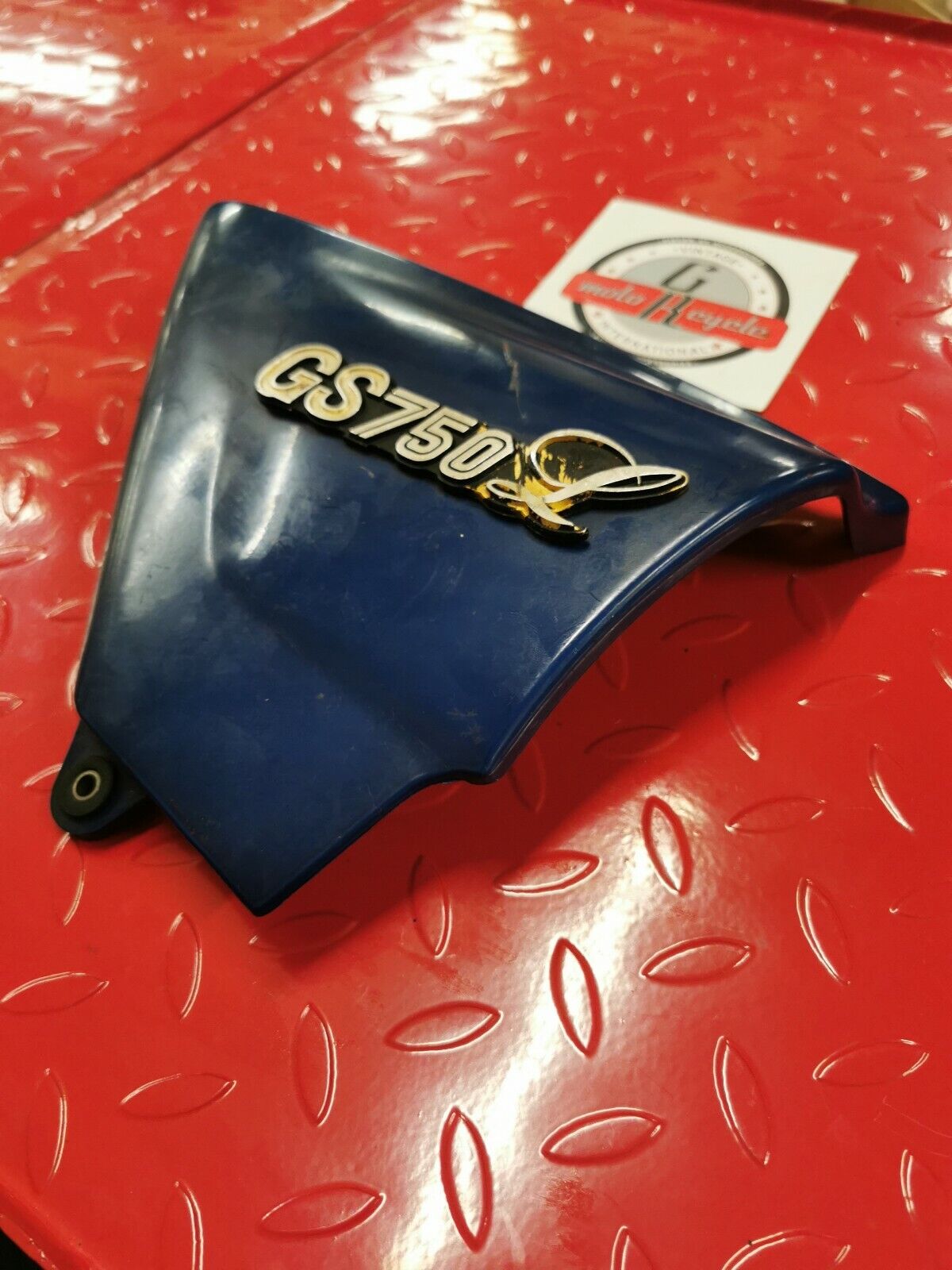 Suzuki GS750L 1979 right side cover panel fairing