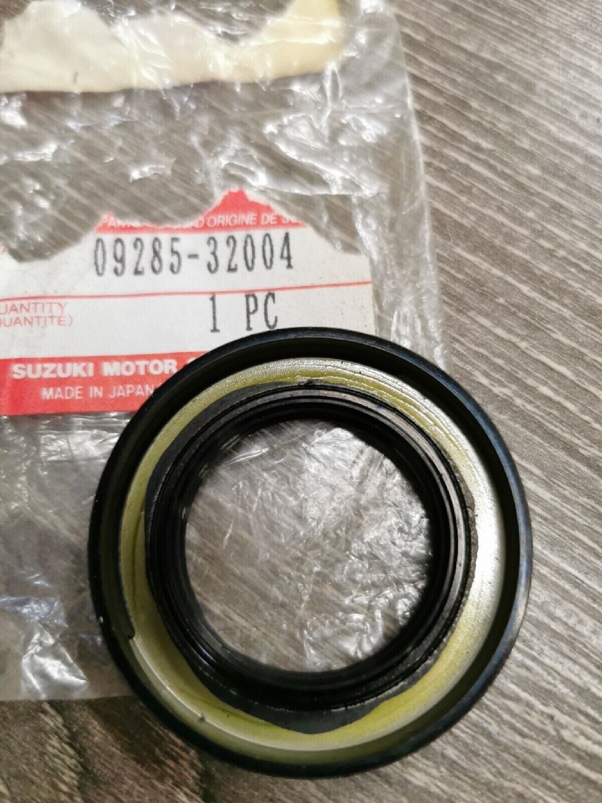 NOS SUZUKI GSXR1000 VZ1500 GSX1300R  OIL SEAL 09285-32004  S11