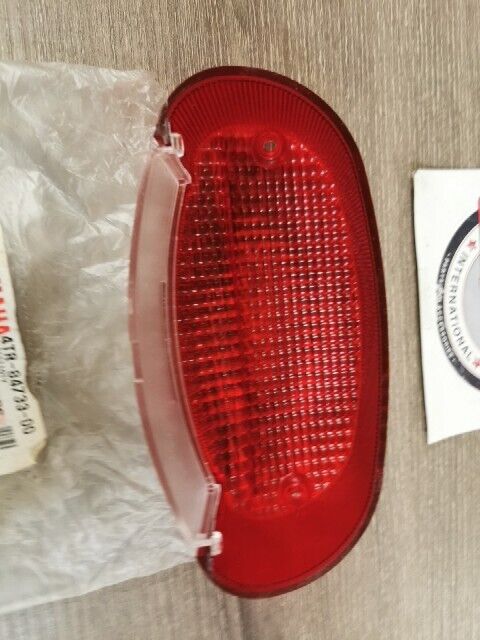 NOS YAMAHA ATV YFM35RYL YZF600RR YFM350RT TAILLIGHT LENS 4TR-84733-00-00 Y108